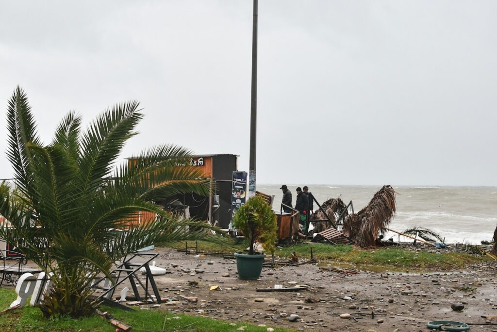 Hurricane Melissa Devastates the Caribbean, Forcing Flight Cancellations and Mass Evacuations