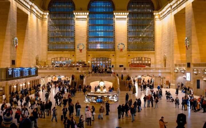 US Shutdown Pushes Travelers Toward Trains and Buses Amid Flight Chaos