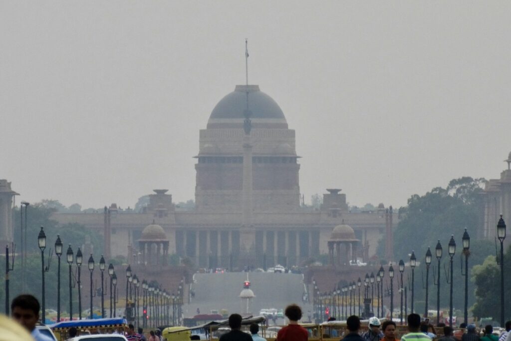Air Pollution and Extreme Fog Disrupt Flights in Delhi During Peak Tourism Season