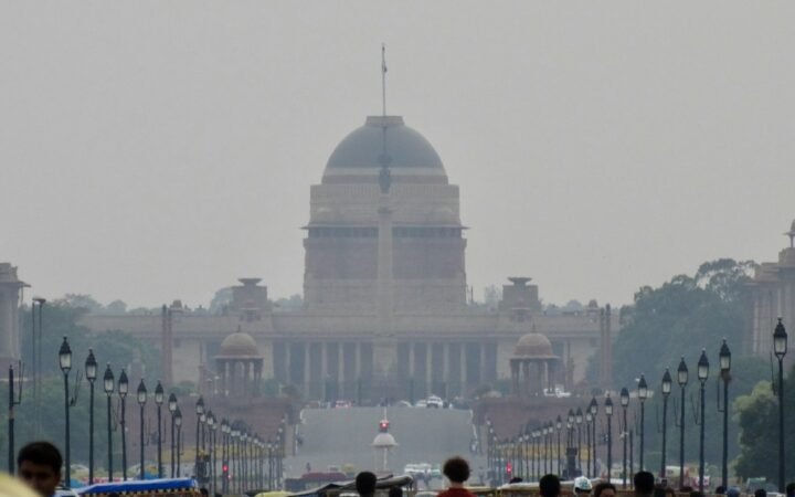 Air Pollution and Extreme Fog Disrupt Flights in Delhi During Peak Tourism Season