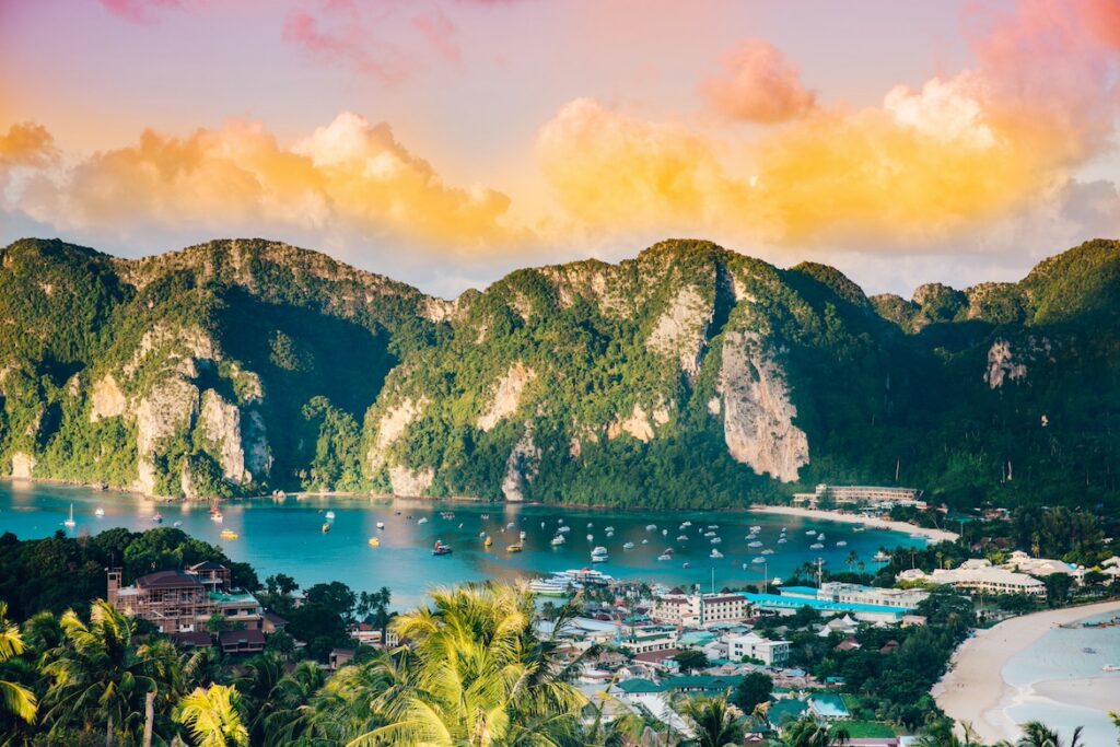 Thailand Luxury Hotels Cut Prices as Tourism Slows Amid Middle East Conflict