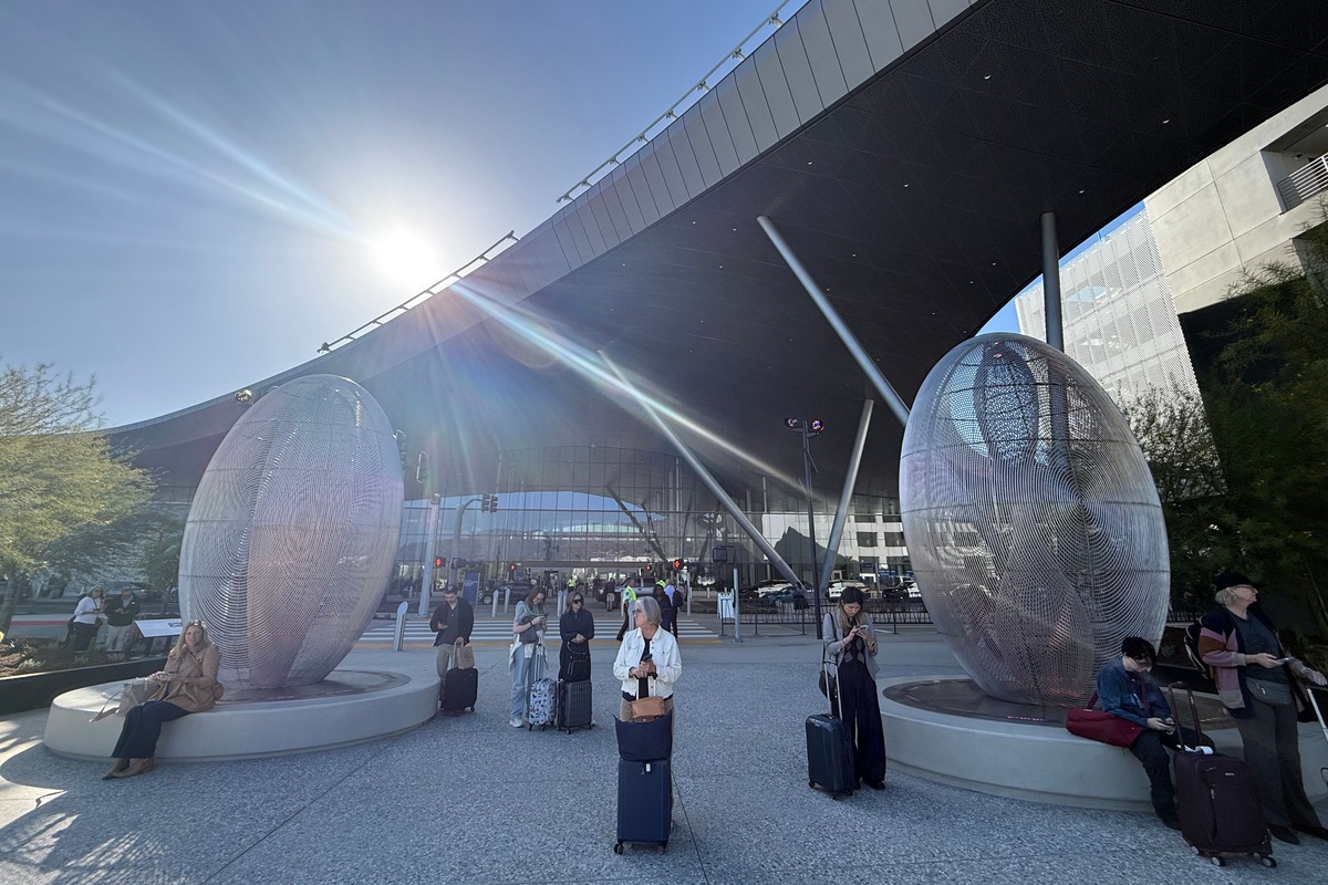 Hollywood Burbank Airport Opens New Terminal With 14 Gates