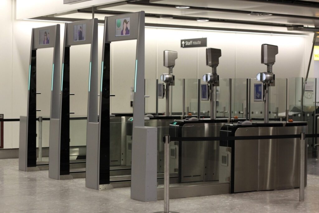 UK Begins Contactless Airport eGate Rollout for British Citizens