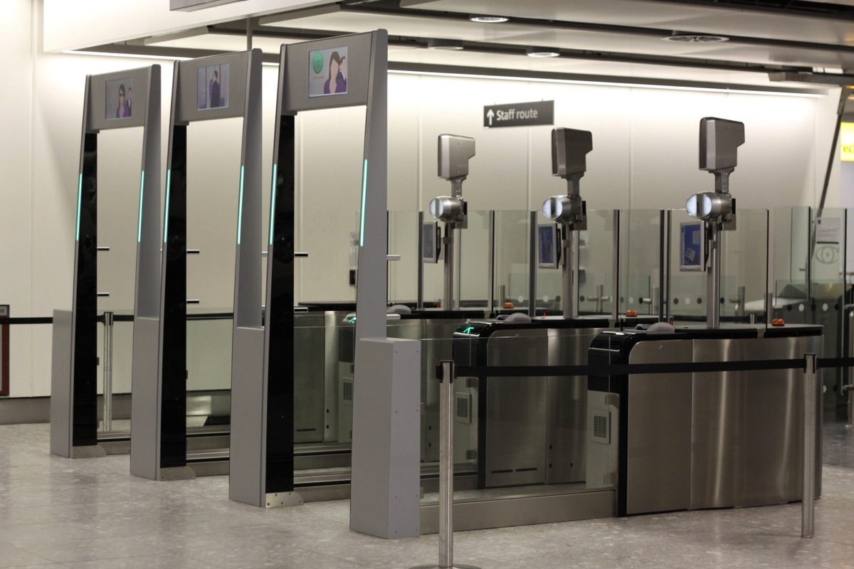 UK Begins Contactless Airport eGate Rollout for British Citizens